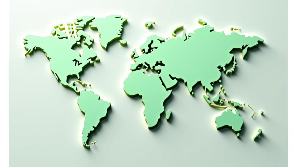 Mapa mundial interactivo mostrando los países de los 15 proveedores de Naya Cortes, con iconos representando tipos de materiales como algodón, lino y fibras recicladas.